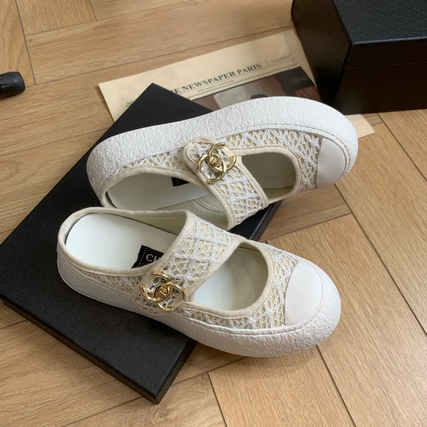 👟👟Ex-factory price 540👟👟 🍀Chanel Chanel 24P Xiaoxiang's latest hot style big-toe shoes, doll shoes, casual sports shoes, white shoes, loafers Xiaoxiang's big-toe shoes this season are cool and cute. The toe and lace surface are eye-catching. The sense of elegance in casual is overwhelming. The classic design with metal round buckle is particularly eye-catching. The flat design is extremely comfortable. Daily matching, a must-have tool for looking cool when going out on the street. Fabric: original customized lace + special materials. Lining: original cloth. Foot pads: sheepskin. Sole: original molded non-slip TPU outsole. Bottom thickness: 3.5CM. Size: 35-41 (customized for 40 and 41) 👉